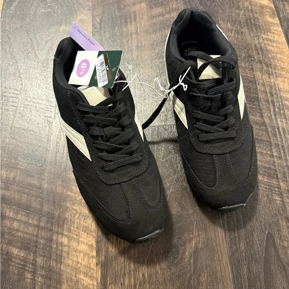 NWT Black and White Memory Foam Athletic Shoes - Picture 2 of 4